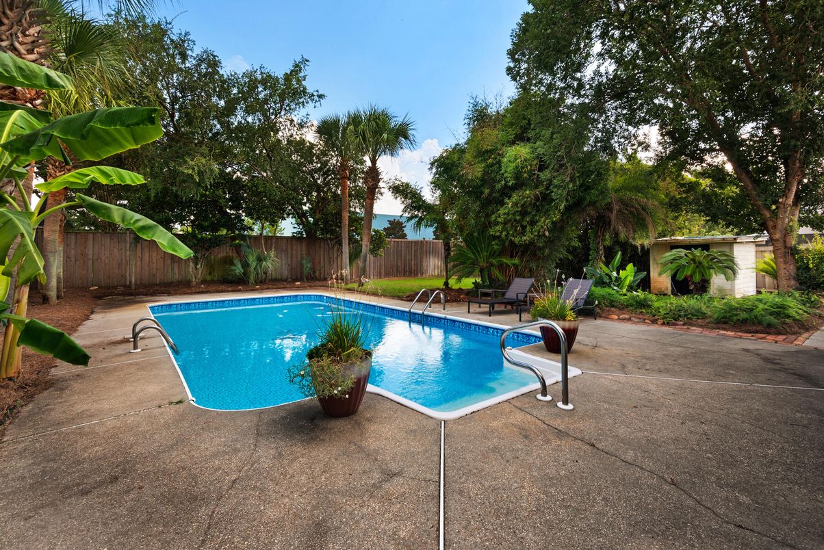Exterior, Pool