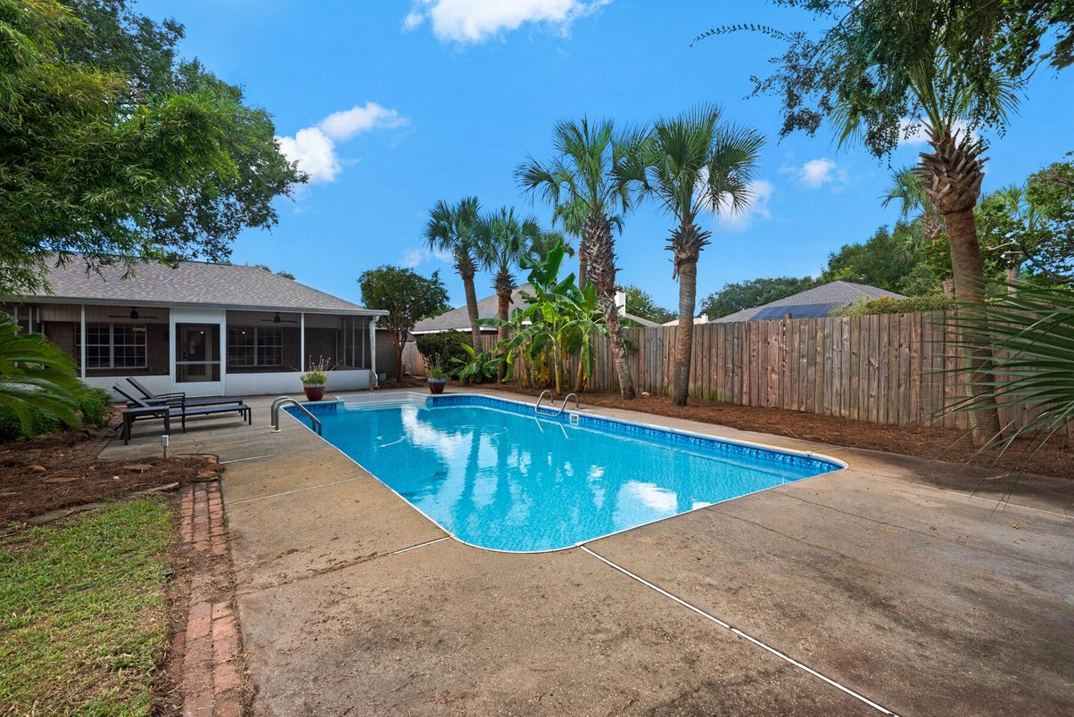 Exterior, Pool