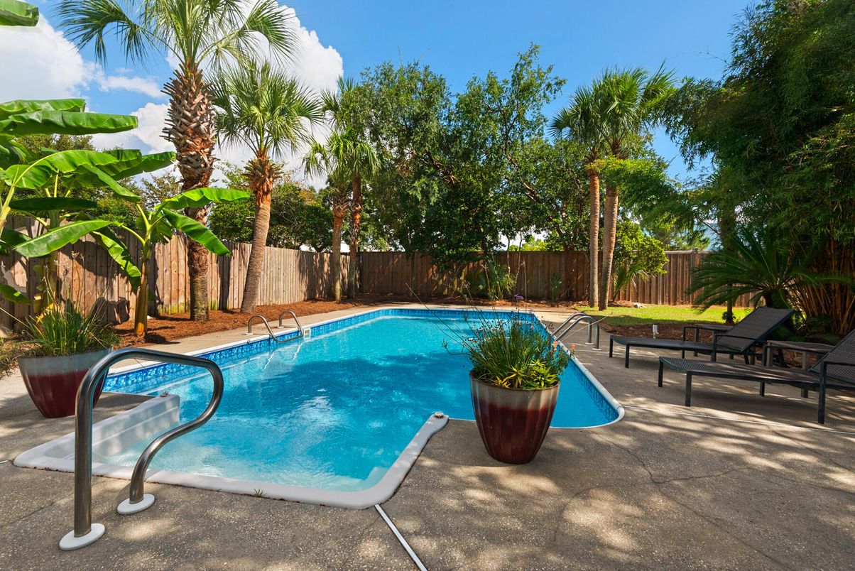 Exterior, Pool