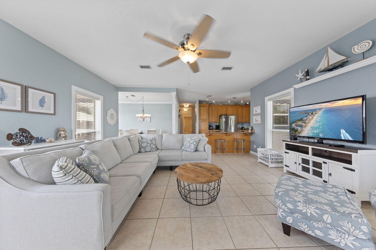 Chandelier, Dining room, Interior, Kitchen, Living room, Stainless Steel Appliances