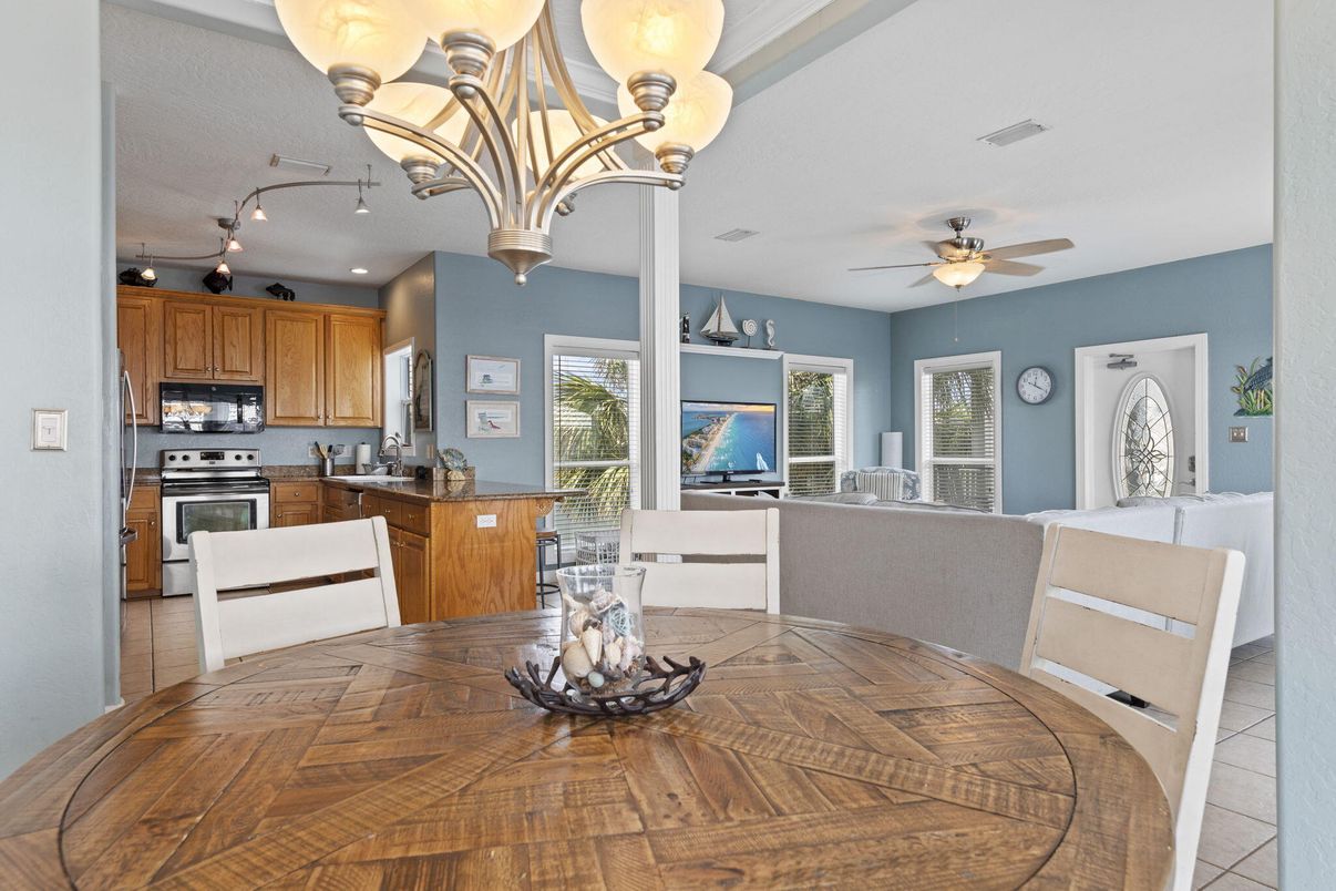 Chandelier, Dining room, Interior, Kitchen, Recessed Lighting, Stainless Steel Appliances