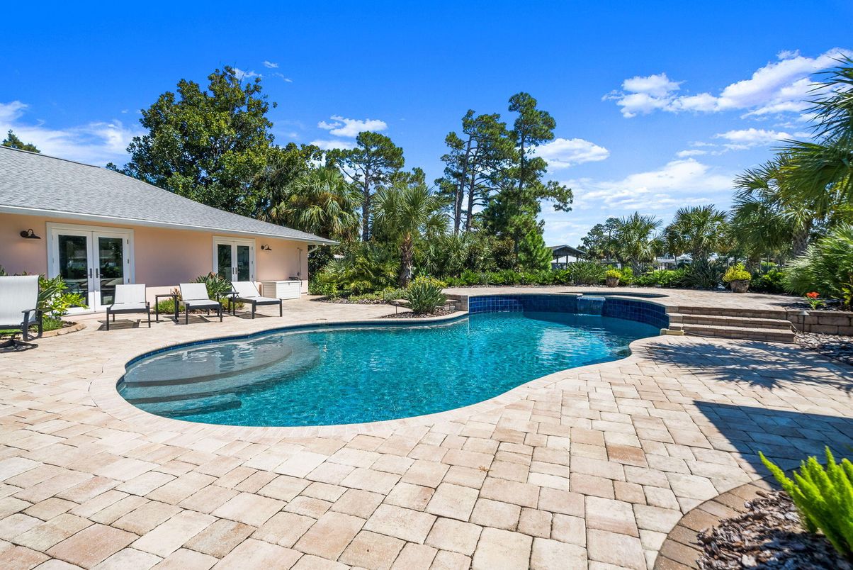 Exterior, Pool