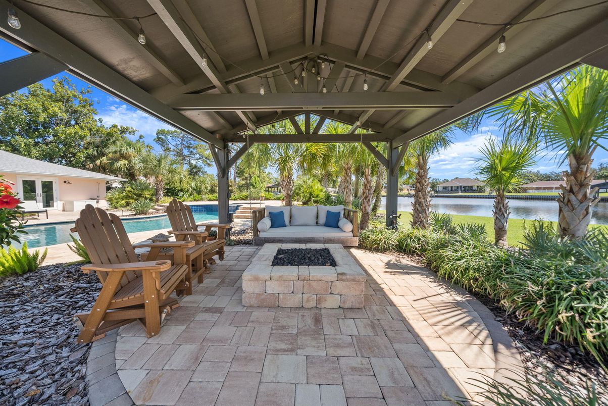 Exterior, Pool, Water