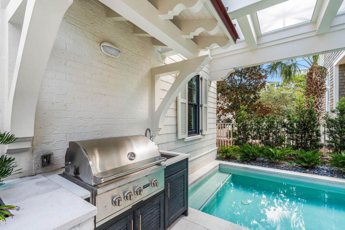 Exterior, Outdoor Kitchen, Pool