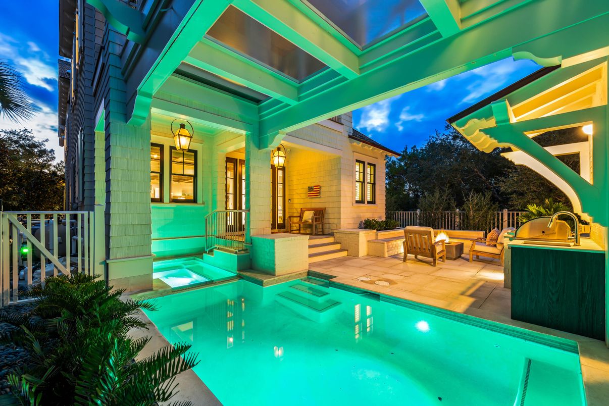 Exterior, Outdoor Kitchen, Pool