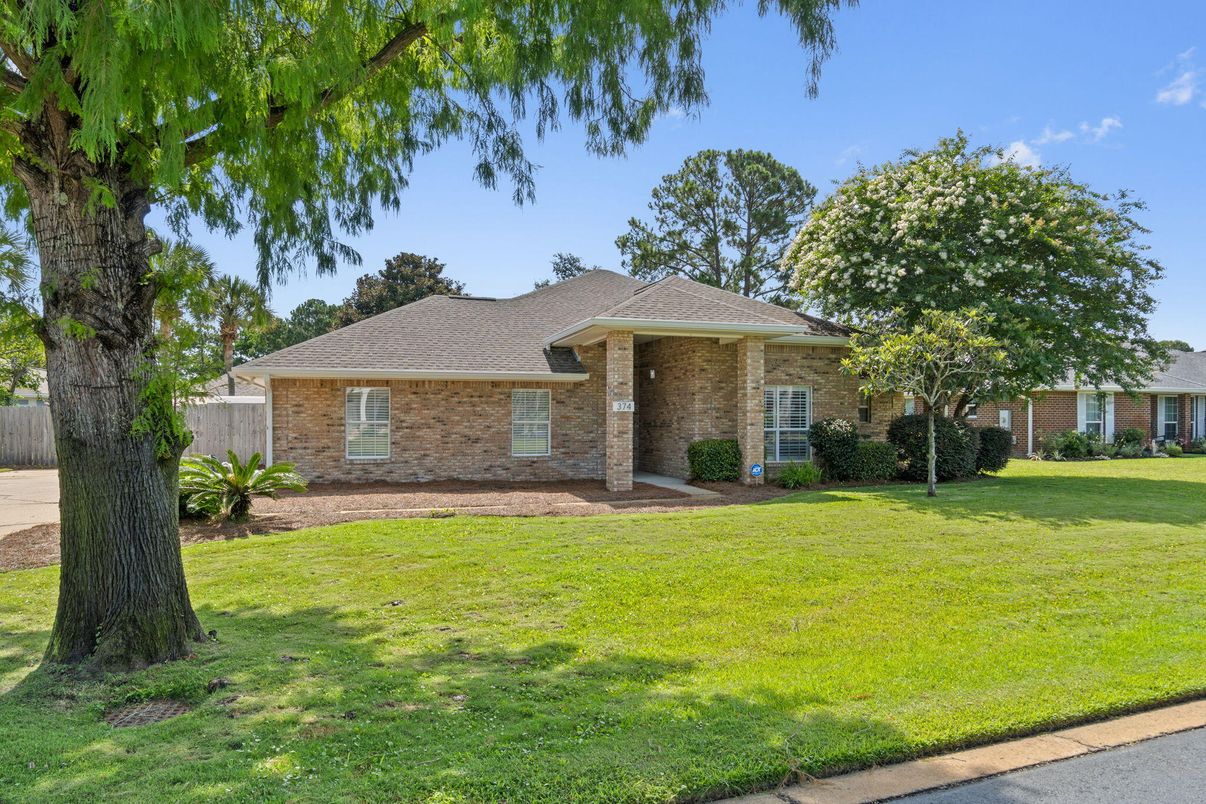 Backyard, Exterior, Facade, Brick Facade, Ranch