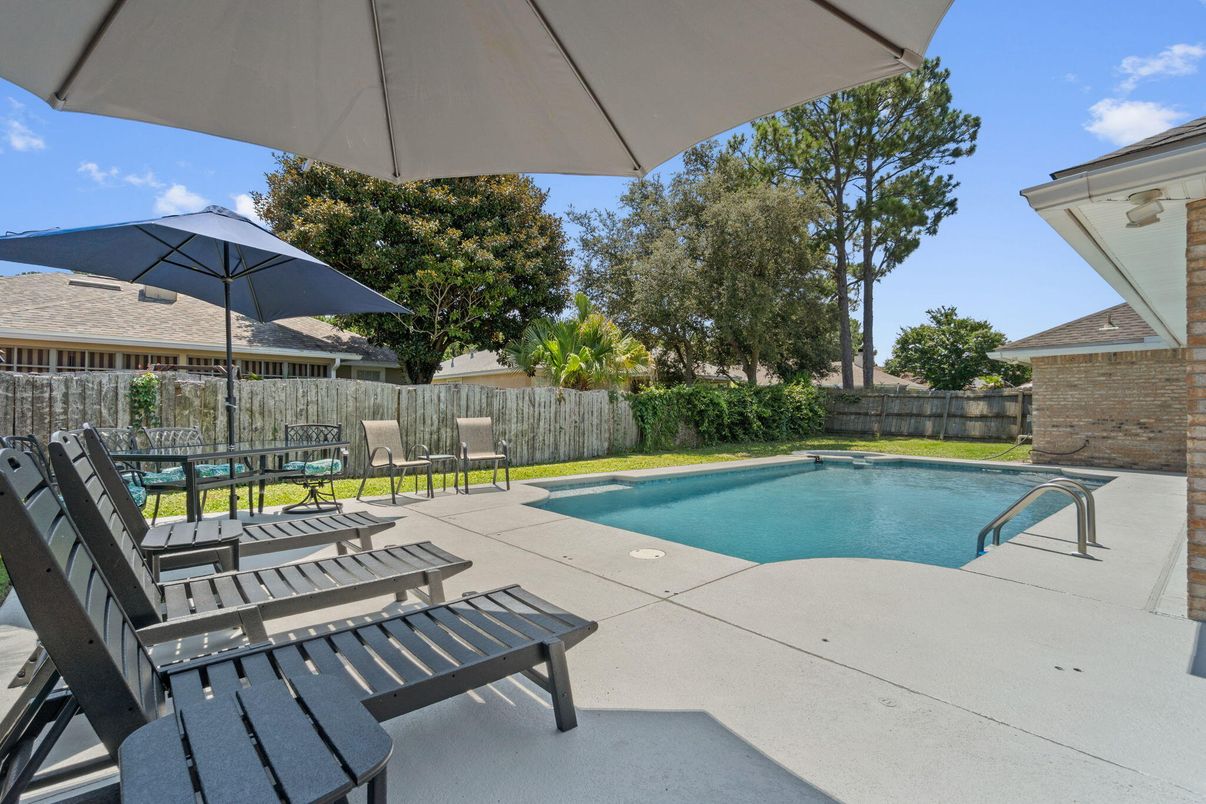 Exterior, Pool
