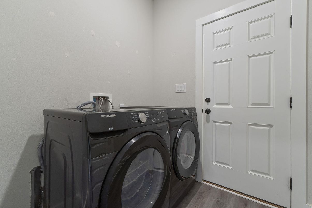 Interior, Washer, Wood Texture Flooring