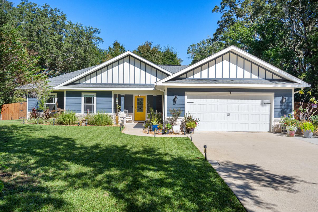 Attached, Exterior, Facade, Ranch