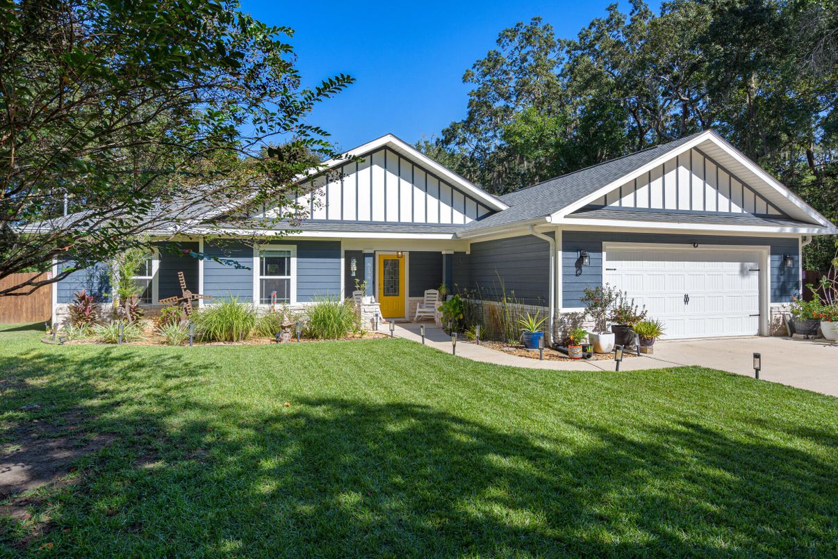 Attached, Exterior, Facade, Farmhouse