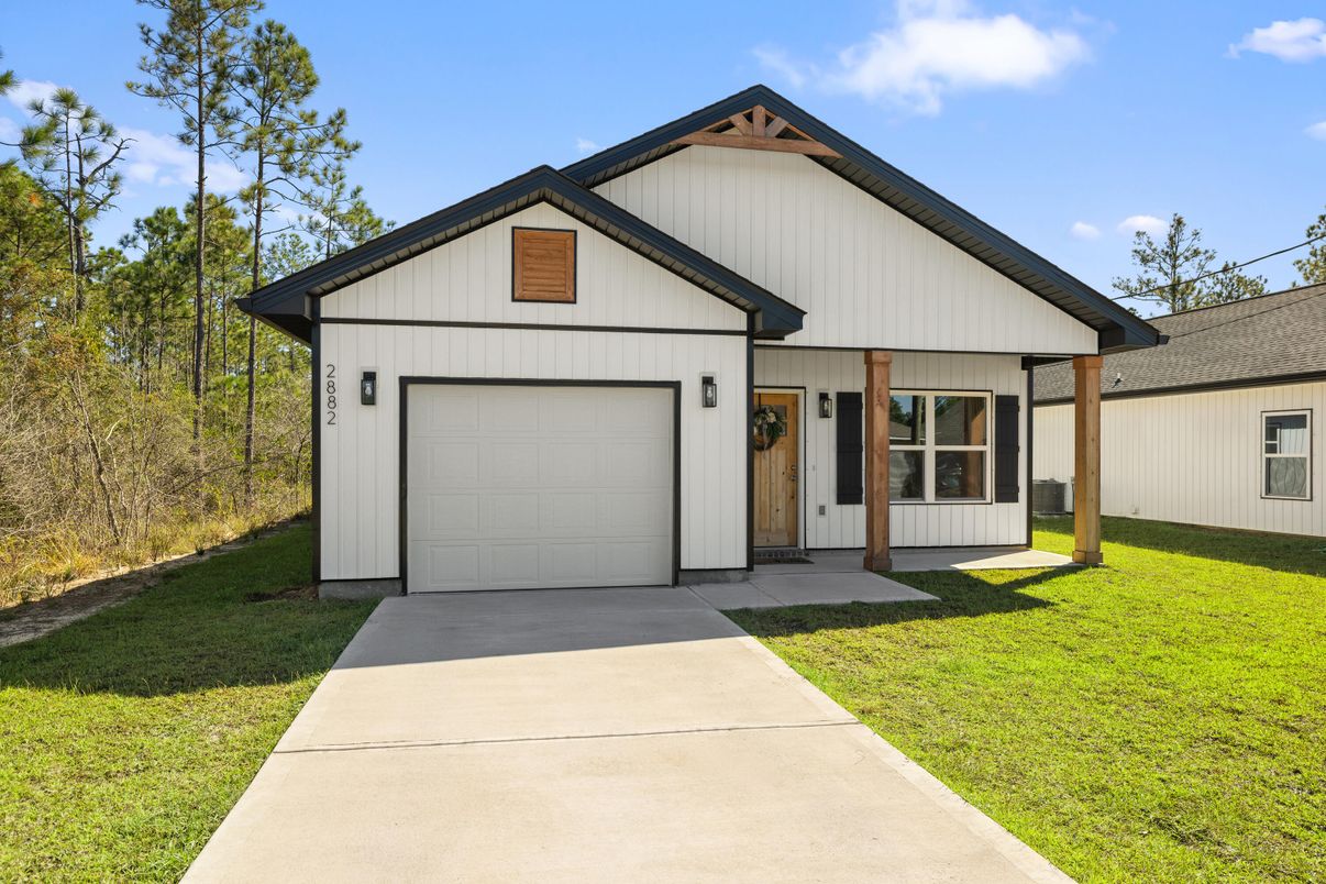 Attached, Exterior, Facade, Farmhouse