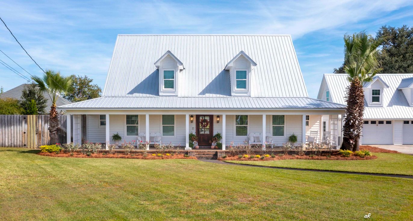 Attached, Exterior, Facade, Cape Cod