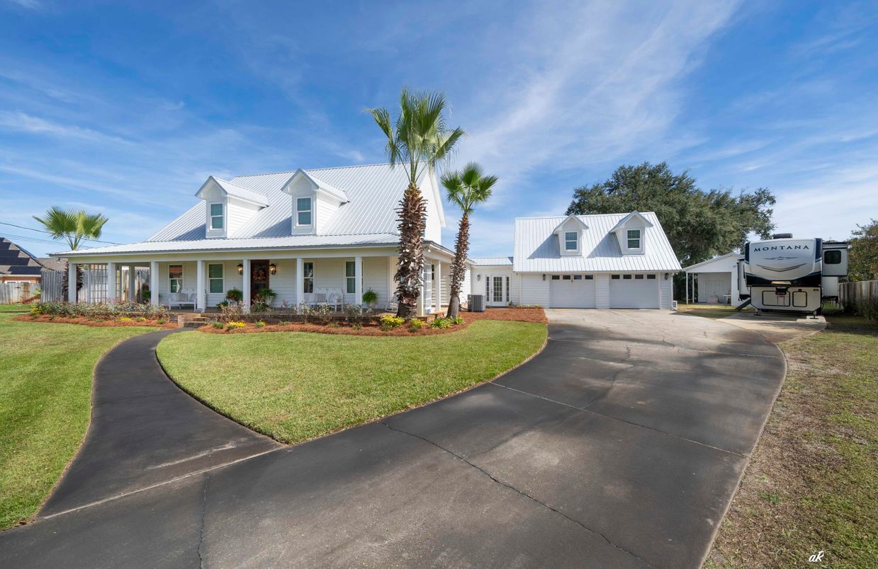 Attached, Exterior, Facade, Farmhouse