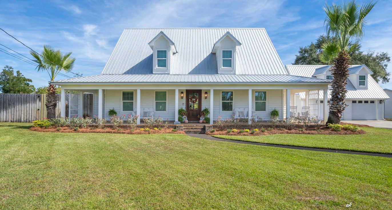 Attached, Exterior, Facade, Cape Cod