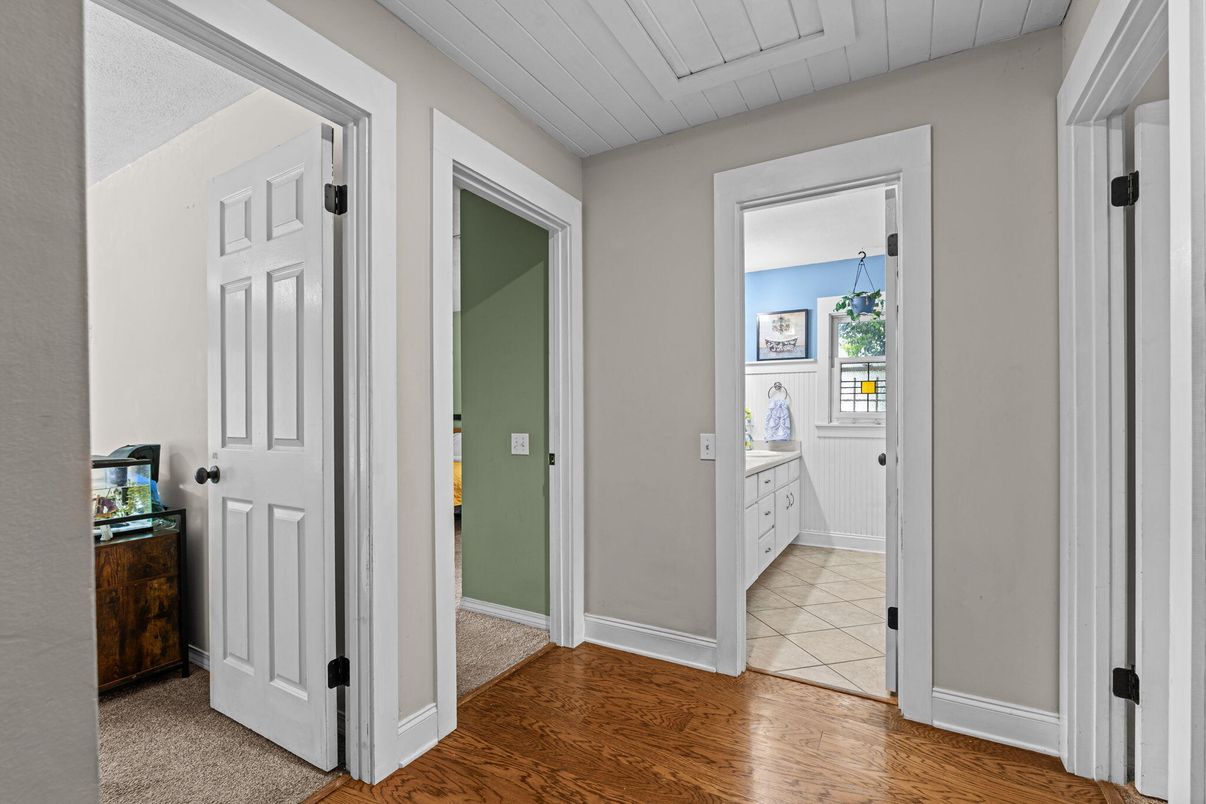 Interior, Pendant Lights, Wood Texture Flooring