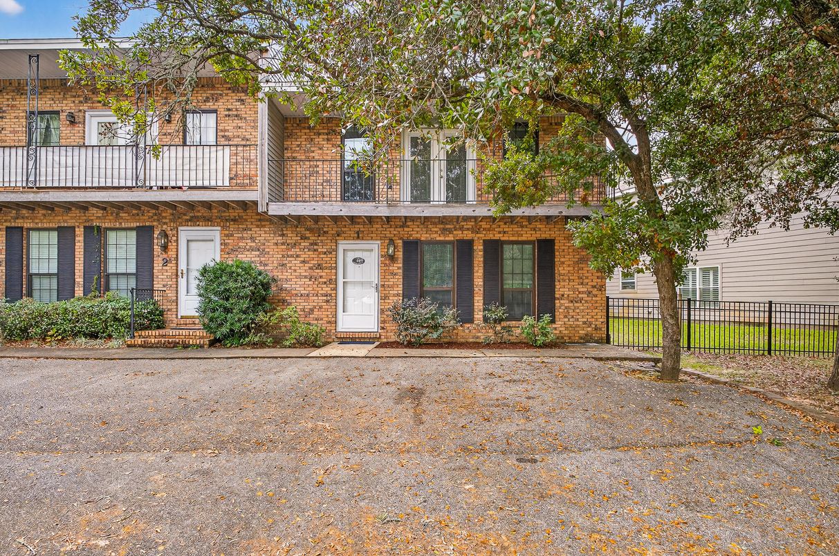 Exterior, Facade, Brick Facade, Georgian