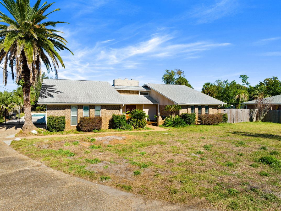 Backyard, Exterior, Facade, Brick Facade, Ranch