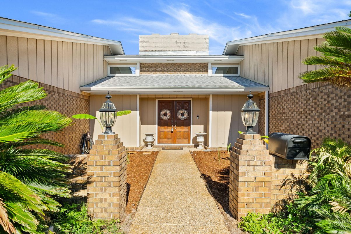 Exterior, Facade, Modern