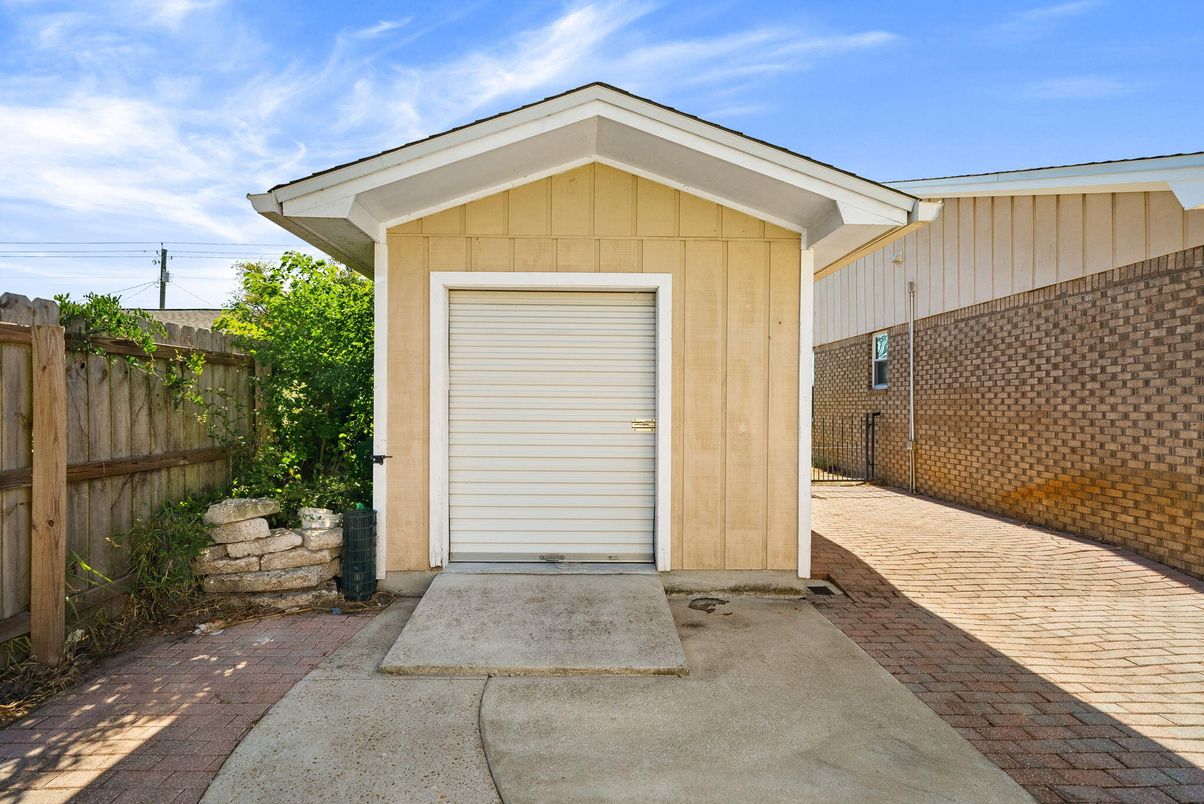 Detached Garage, Exterior