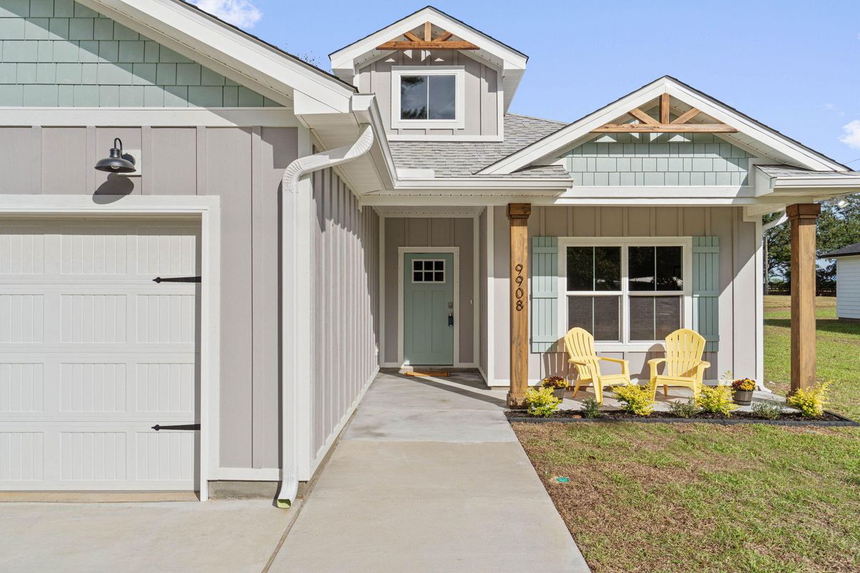 Attached, Exterior, Facade, None