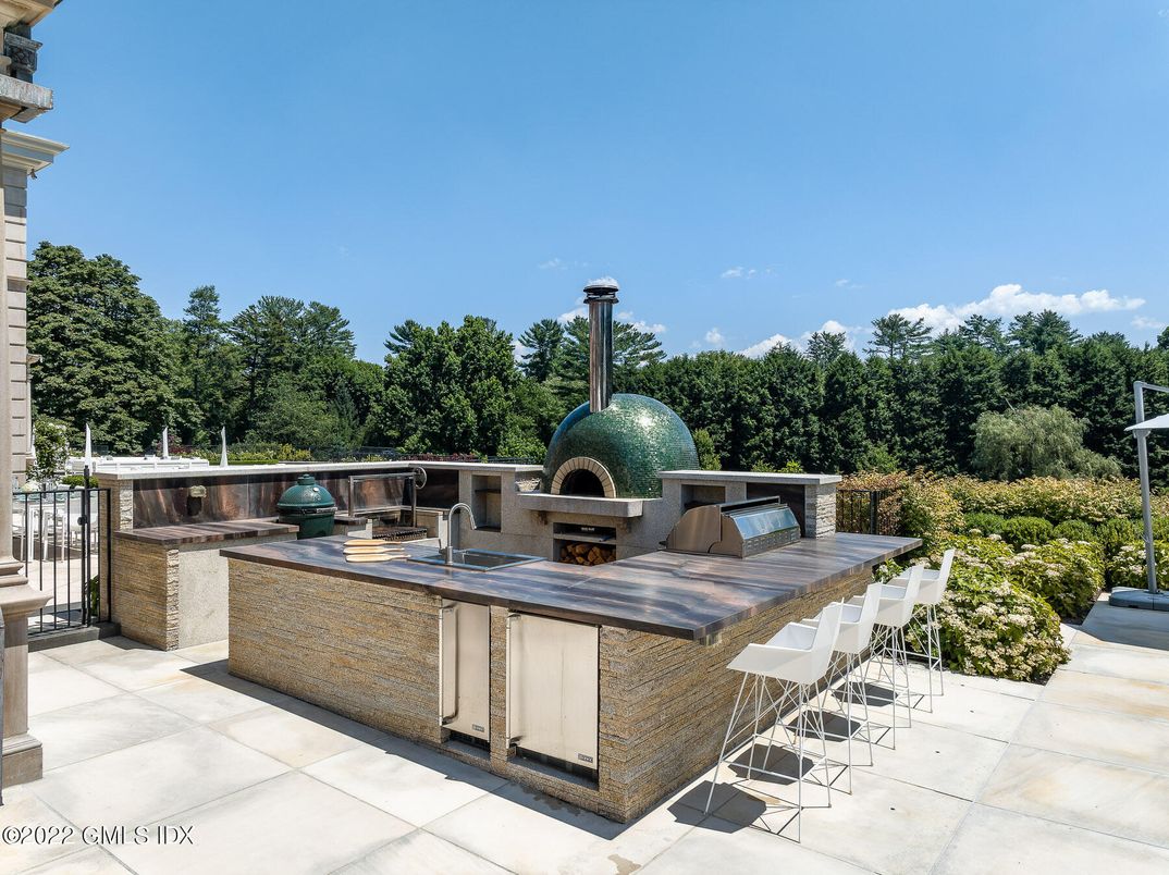 Exterior, Fireplace, Outdoor Kitchen