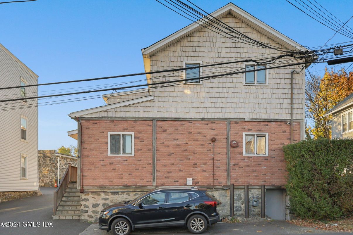 Exterior, Facade, Brick Facade, Rowhouse