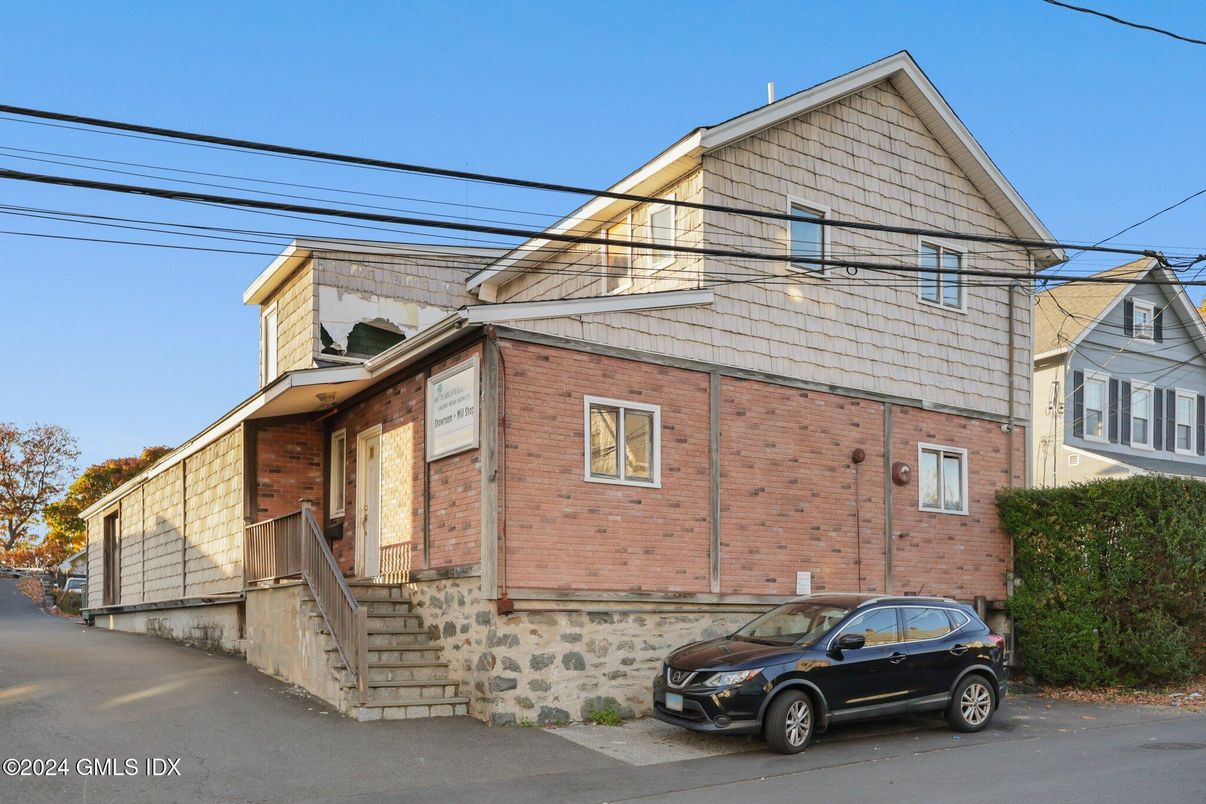 Exterior, Facade, Brick Facade, Rowhouse