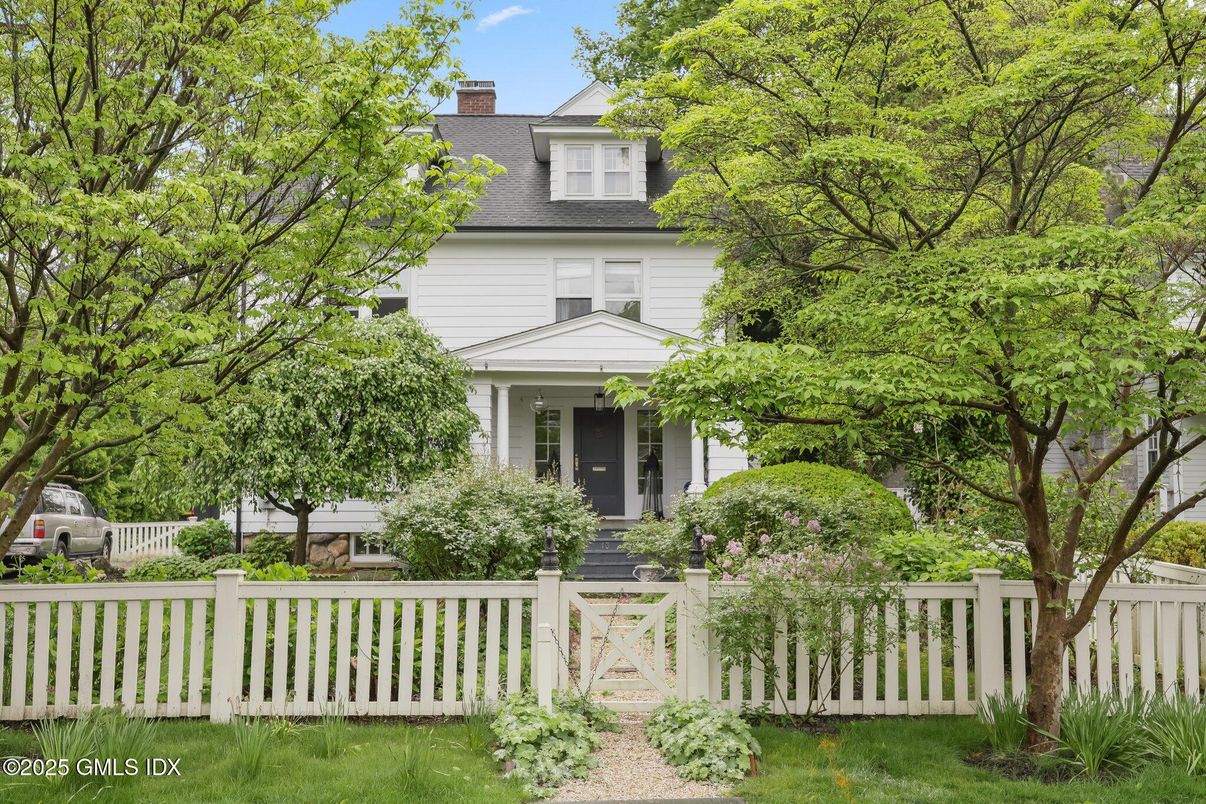 Exterior, Facade, Queen Anne Victorian