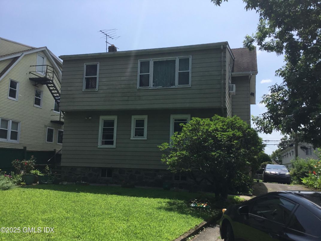 Exterior, Facade, Split Level