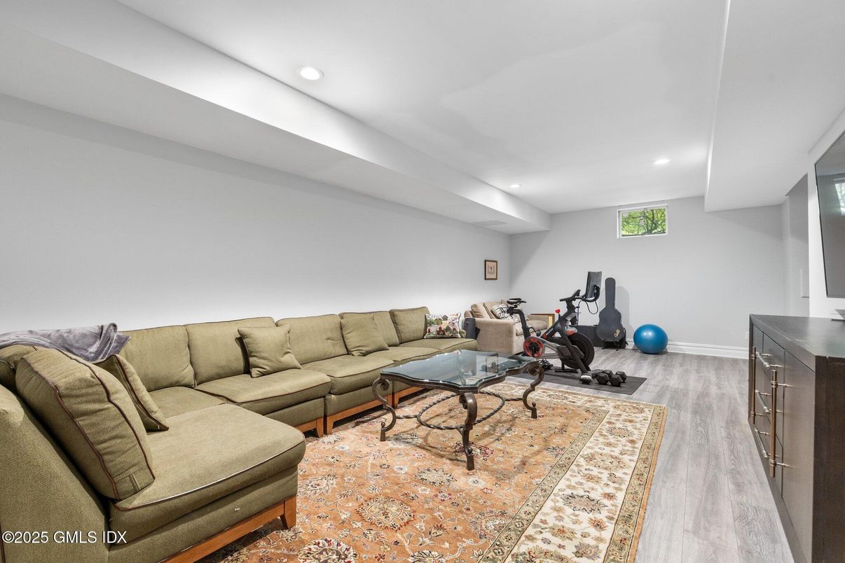 Fitness Equipment, Interior, Living room, Recessed Lighting, Wood Texture Flooring