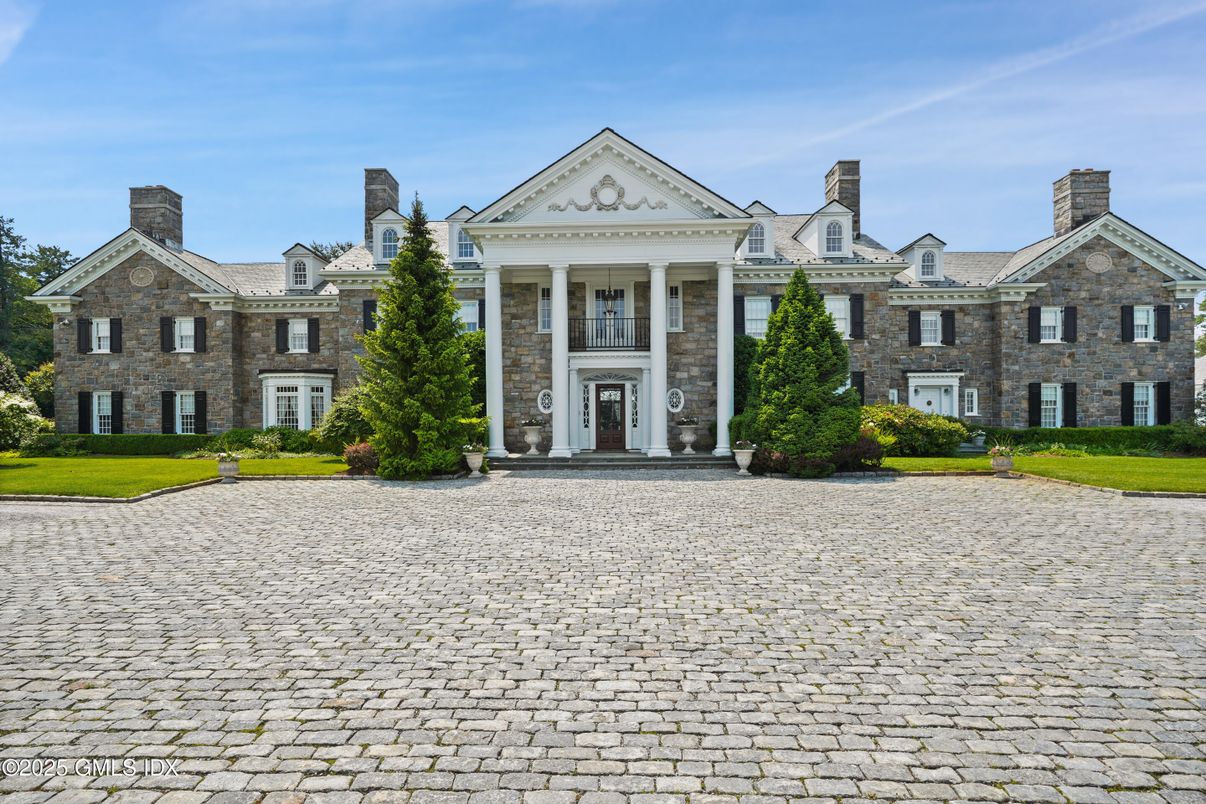 Exterior, Facade, Brick Facade, Georgian