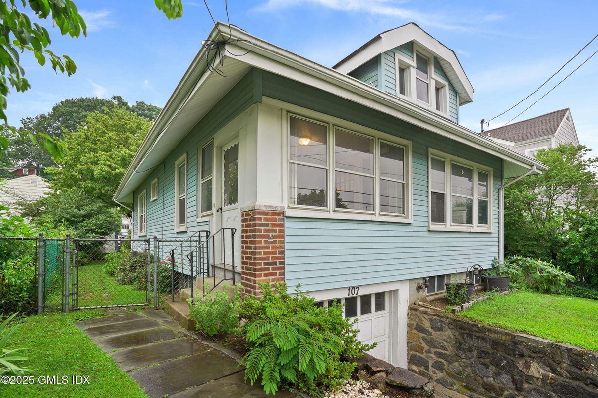 Attached, Exterior, Facade, American Foursquare