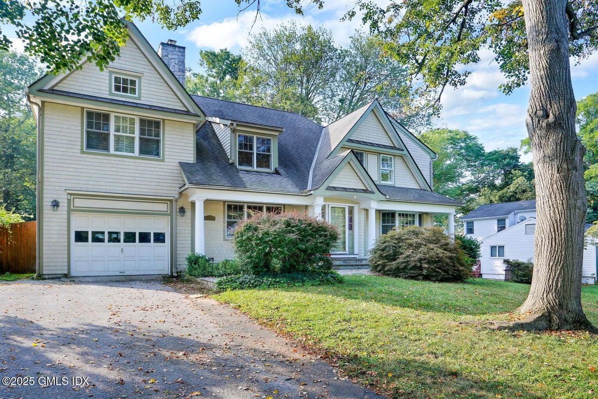 Attached, Exterior, Facade, Farmhouse