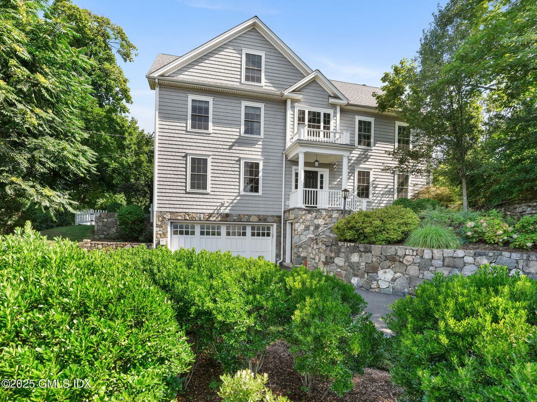 Attached, Exterior, Facade, Queen Anne Victorian