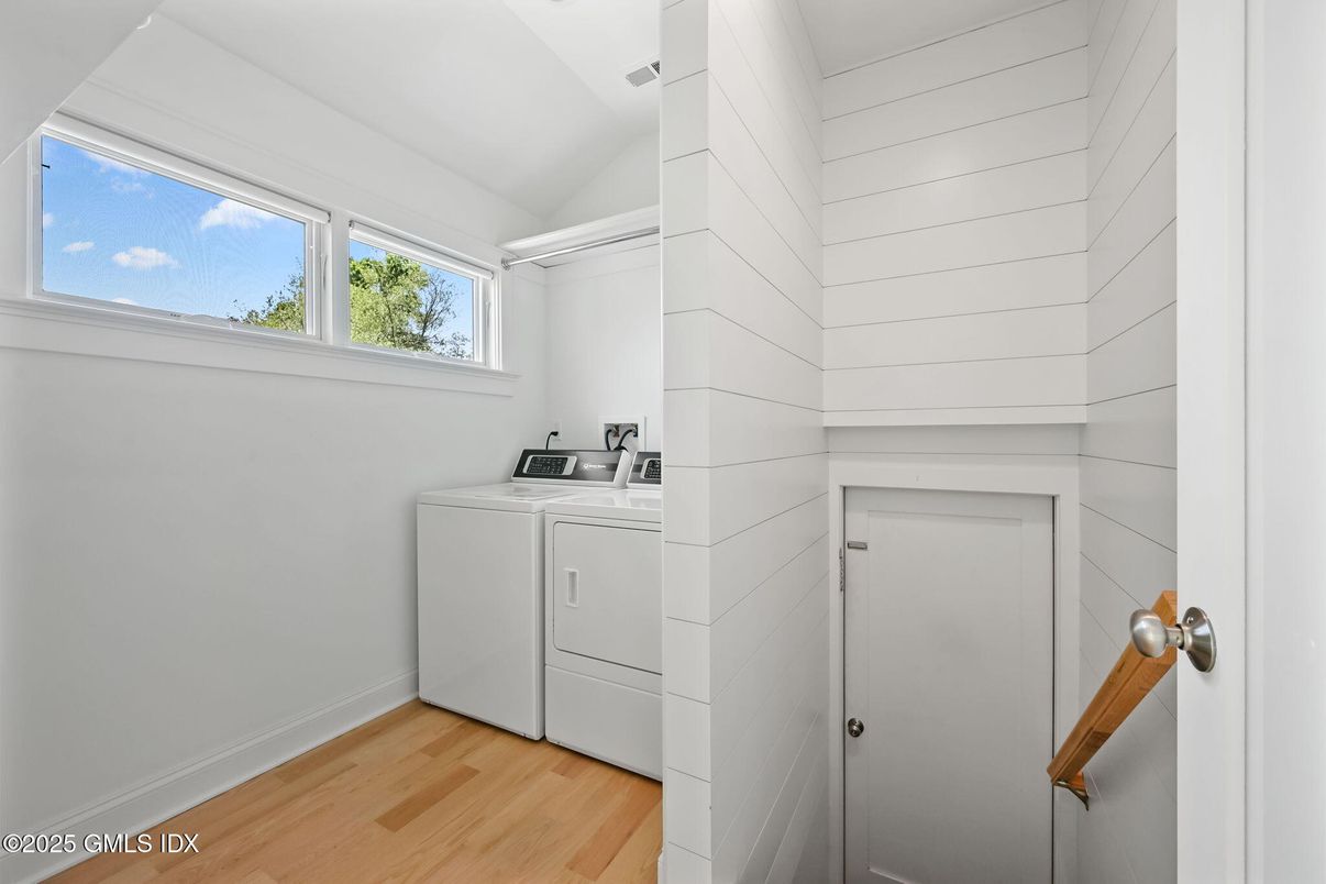 Interior, Washer, Wood Texture Flooring