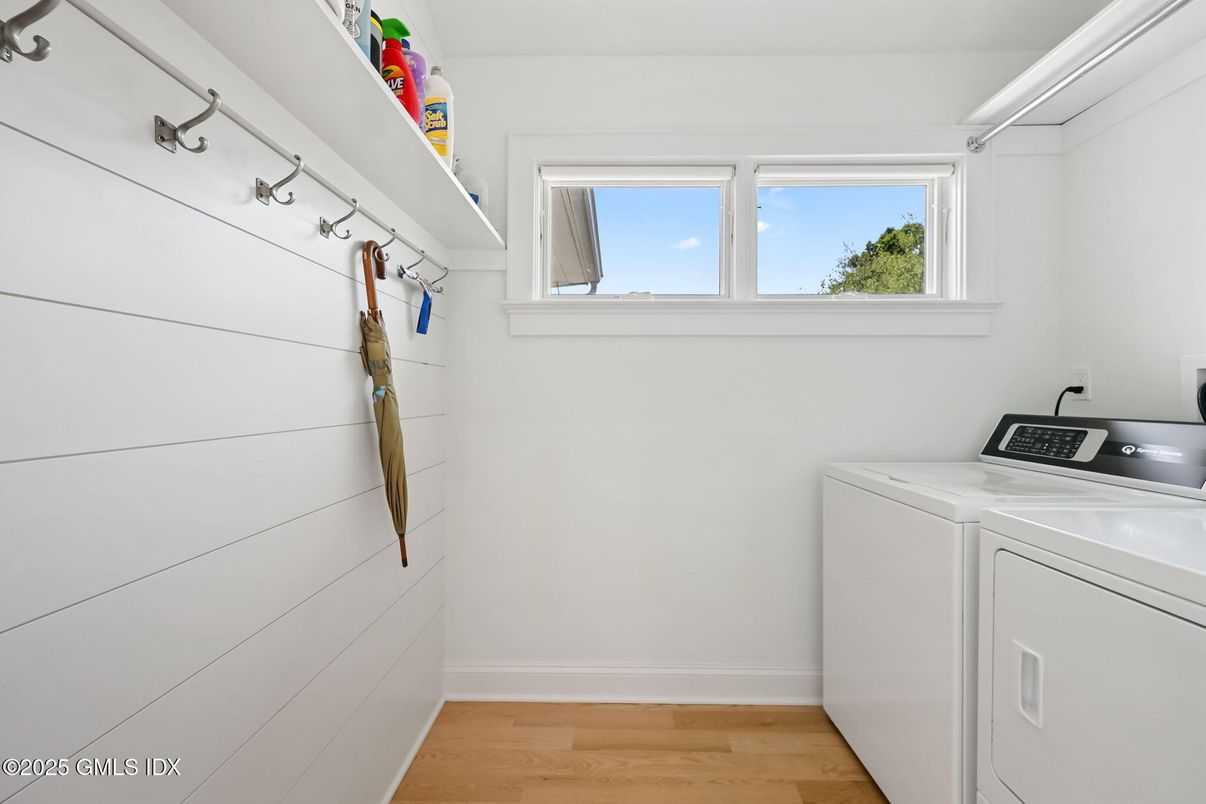 Interior, Washer, Wood Texture Flooring