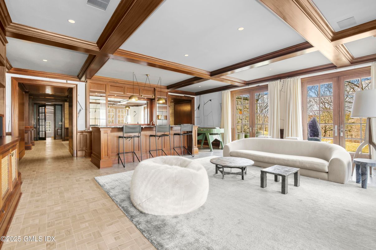 Interior, Living room, Pendant Lights, Recessed Lighting, Wooden Beams