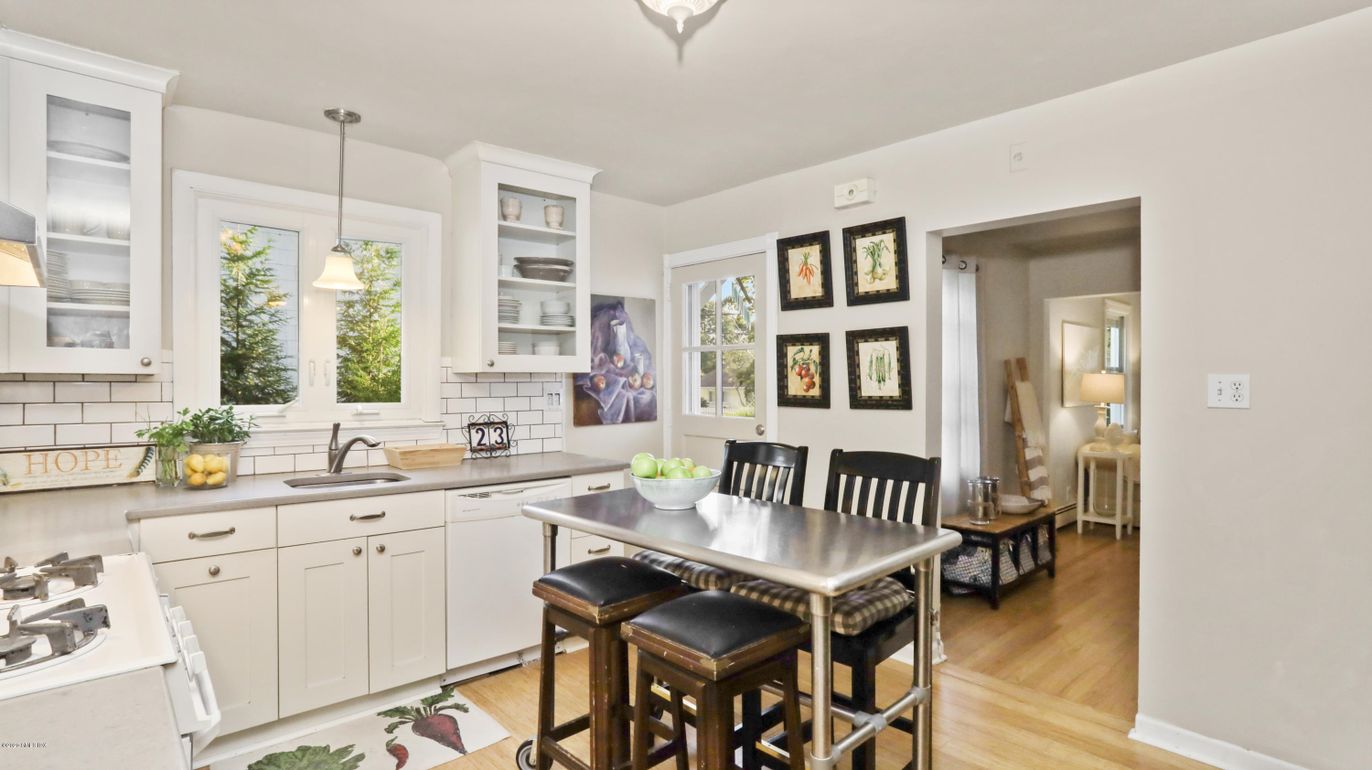 Dining room, Interior, Kitchen, Pendant Lights, Wood Texture Flooring