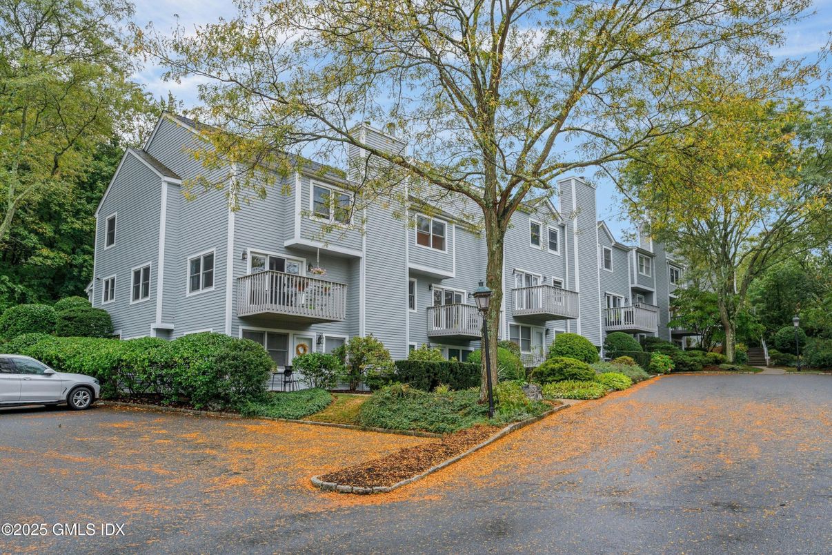 Exterior, Facade, Rowhouse