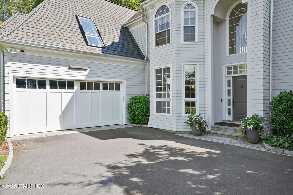 Attached, Exterior, Facade, Cape Cod