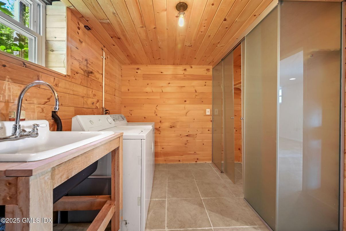 Interior, Washer, Wooden Ceilings, Wooden Walls