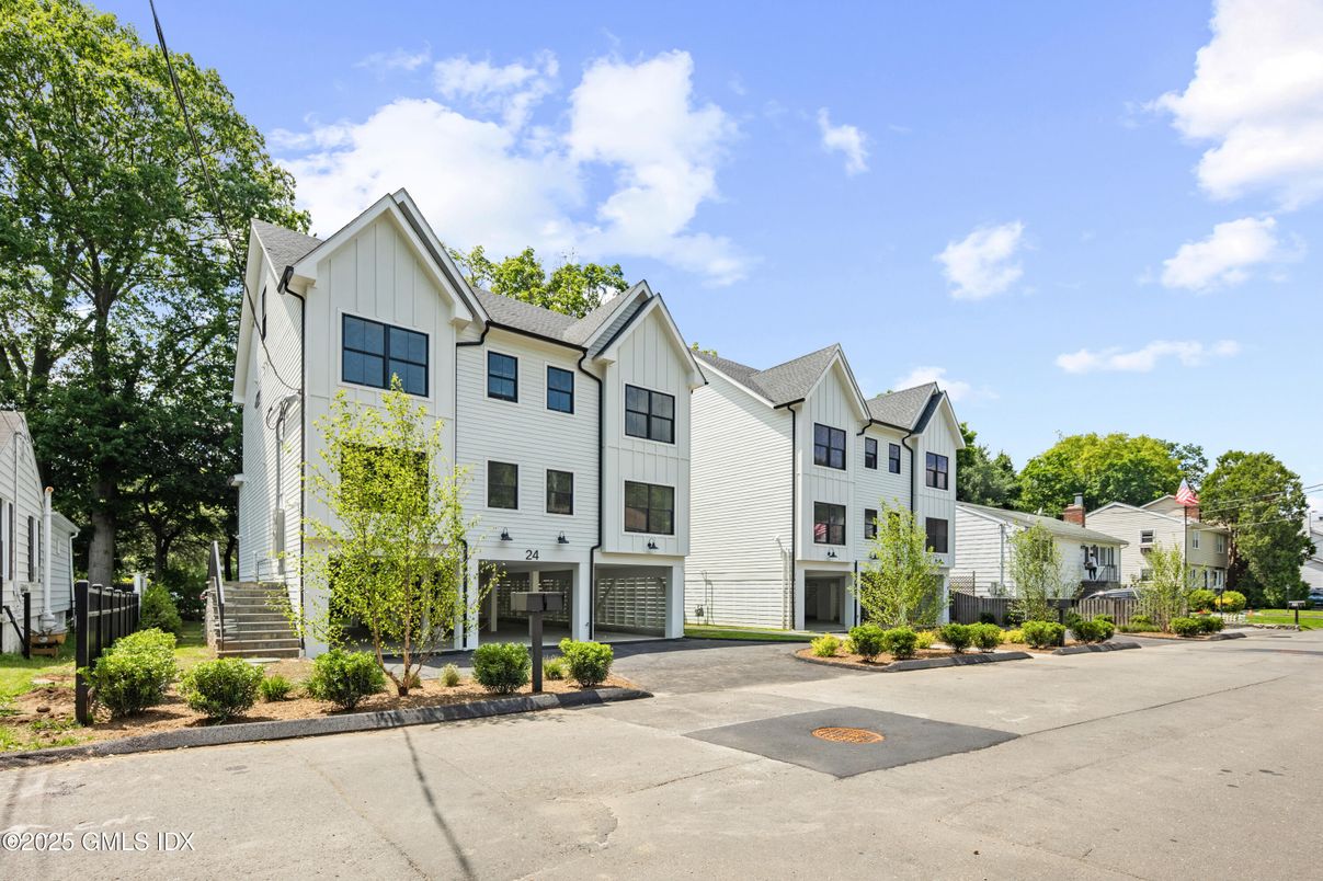 Attached, Exterior, Facade, Farmhouse