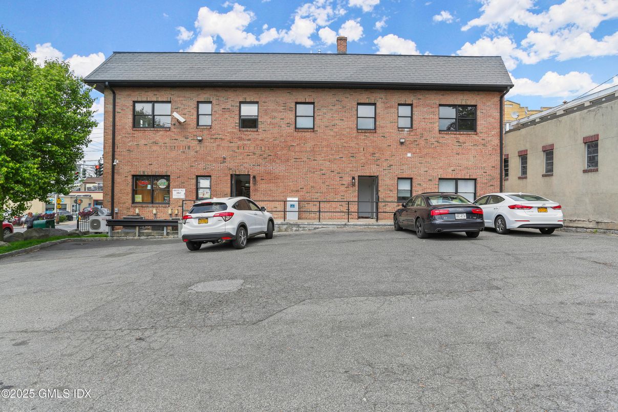 Exterior, Facade, Brick Facade, Georgian