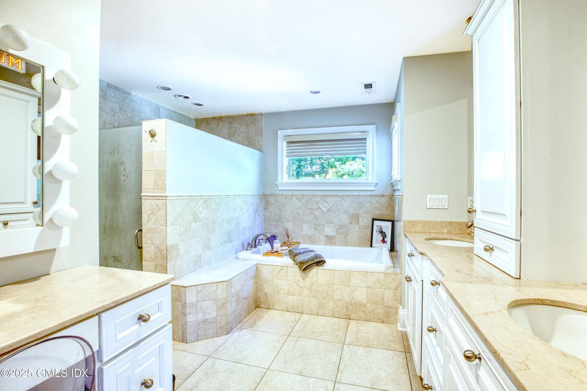 Bathroom, Dual Sink Vanities, Interior, Recessed Lighting