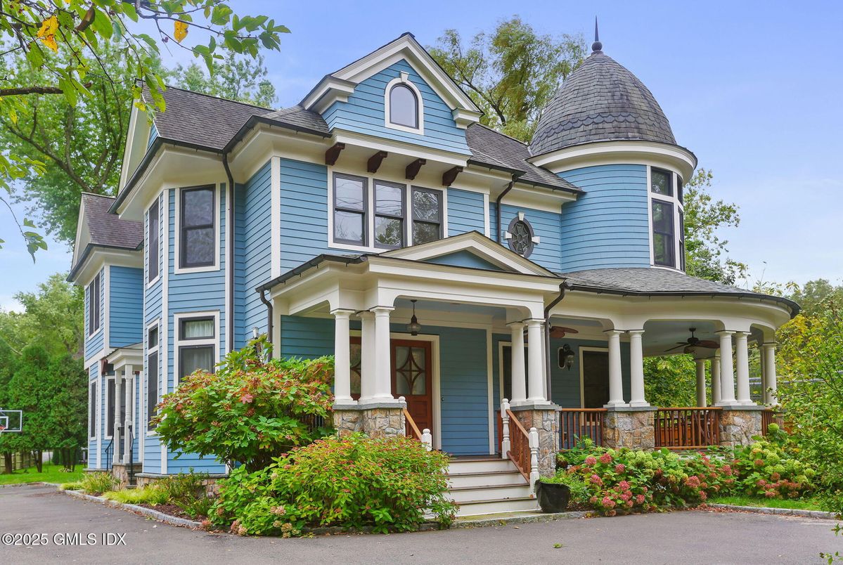 Exterior, Facade, Queen Anne Victorian