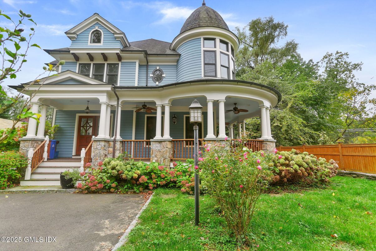 Exterior, Facade, Queen Anne Victorian
