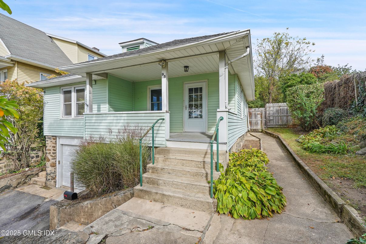 Exterior, Facade, American Foursquare
