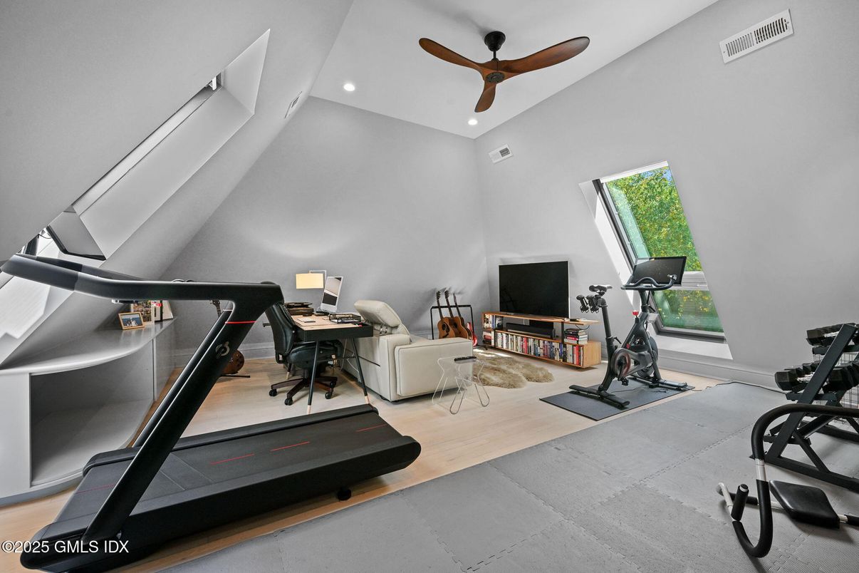 Fitness Equipment, Interior, Recessed Lighting, Wood Texture Flooring