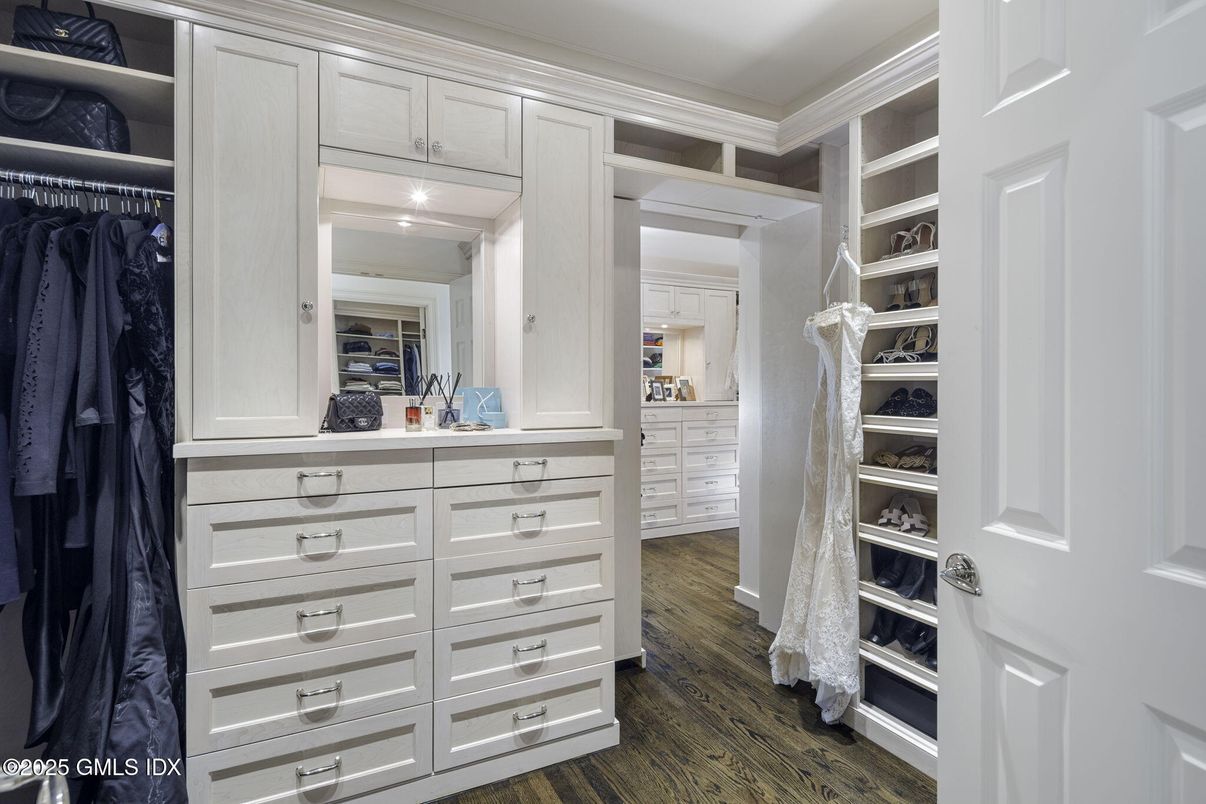 Interior, Walk-in Closets, Wood Texture Flooring