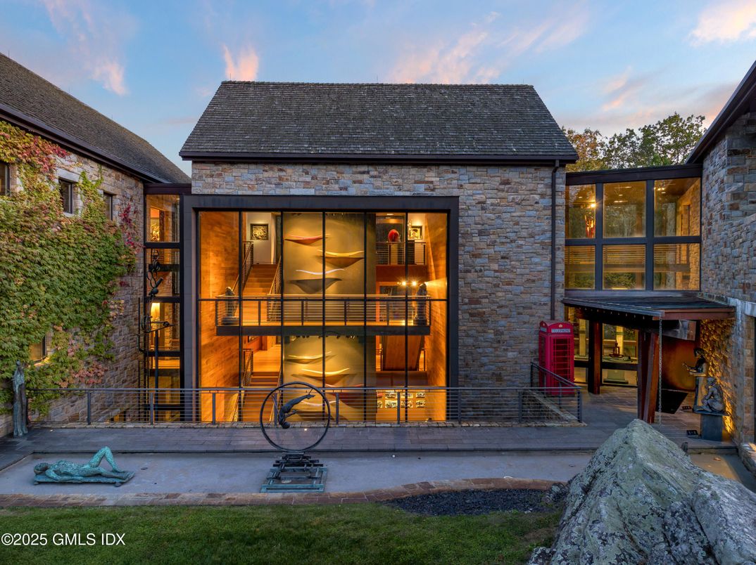 Exterior, Facade, Modern